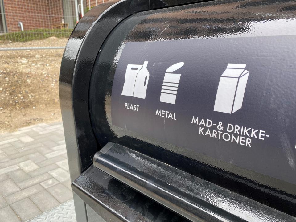 Nogle containere har allerede fået opdateret piktogrammerne. Men selv hvis de ikke er up-to-date, kan man stadig sortere sine mad- og drikkekartoner i containerne til plast og metal. <i>Foto: Thomas Lee Christensen</i>