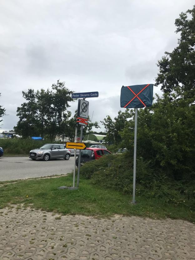 Flere skilte var dækket over med plastik. <i>Privatbillede</i>