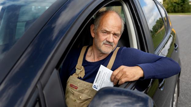 Ivan Pedersen er utilfreds med Parkeringskontrol Nord. <i>Foto: Lars Pauli</i>