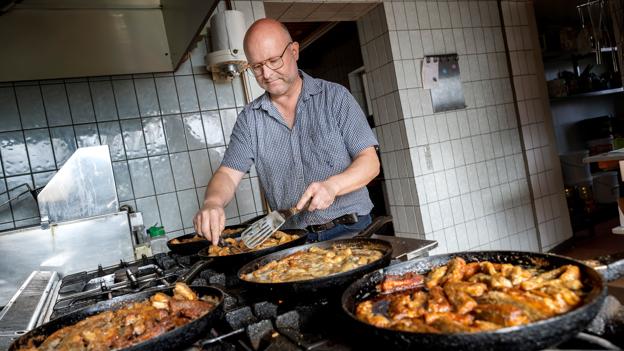Feggesund Færgekro serverer hvert år cirka fem tons ål, hvilket svarer til rundt regnet 10.000 portioner af den panerede spise, der serveres ad libitum og med kartofler og persillesauce til. <i>Foto: Lars Pauli</i>