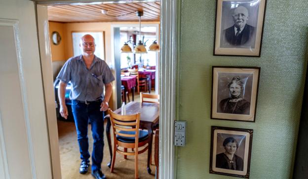 Overalt på Feggesund Færgekro kan man se levn fra fortiden. Blandt andet har Prebens bedsteforældre, der selv har drevet stedet, fået plads på væggen. <i>Foto: Lars Pauli</i>
