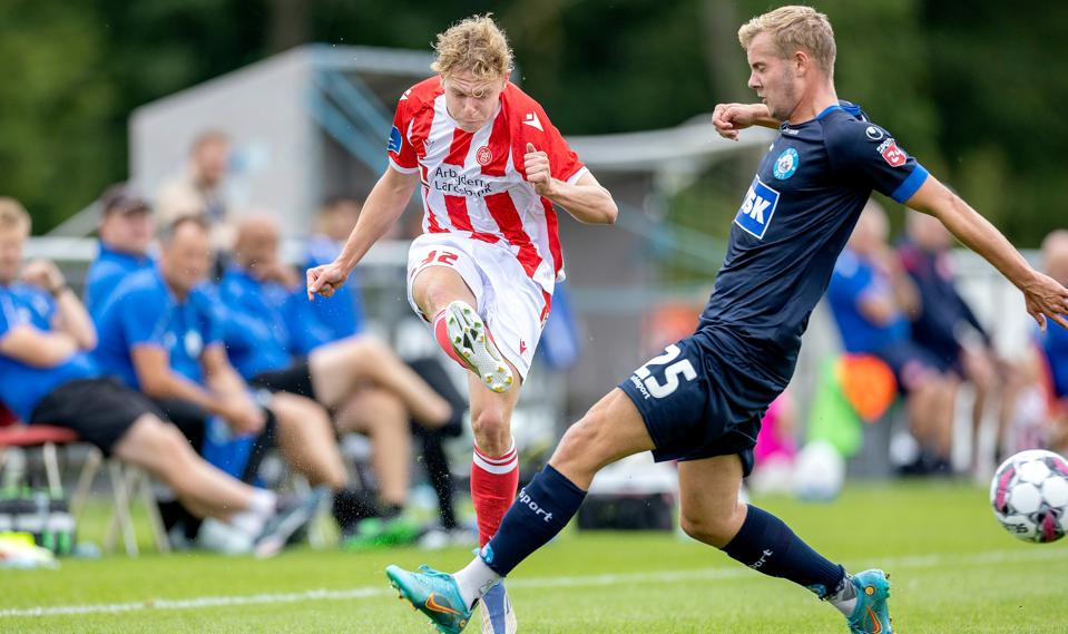 AaB's Kilian Ludewig i duel med Silkeborgs Lukas Klitten i tirsdagens kamp. <i>Foto: Lars Pauli</i>