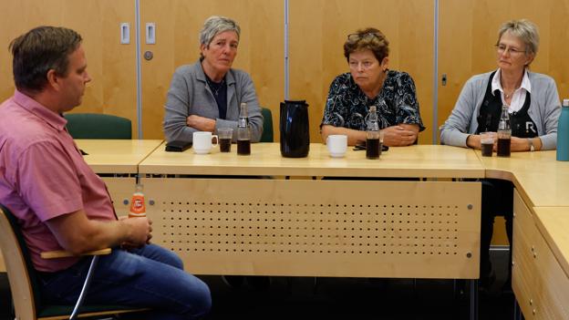 Rengøringsmedarbejderne havde taget plads i byrådssalen - her er det Dorthe Poulsen, Helle Madsen og Karen Larsen i samtale med René Olsson fra 3F Midtvendsyssel.