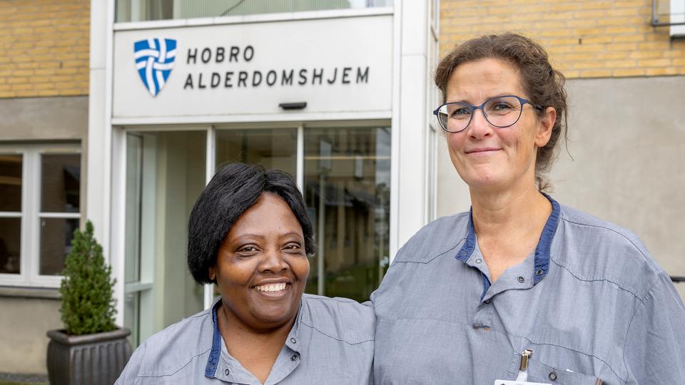 Pia Hald Hansen og Rosaline Manege Kissop er blandt de sosu'er i Mariagerfjord Kommune, som har sagt ja til at gå op i tid og dermed løse et problem med "manglende hænder" i ældreplejen Hobro d. 9 august 2022 <i>Foto: Lars Pauli</i>