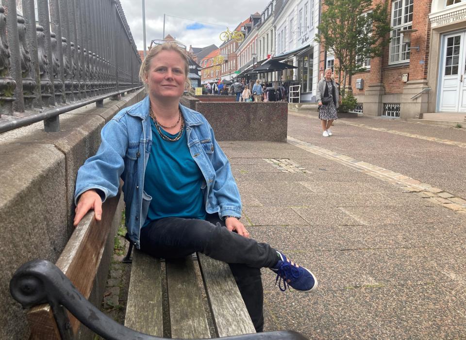 Claudia Ruckenbiel ved et af de steder i Vestergade i Thisted, hvor man gennem mange år kunne træffe Grønlænder-Lars, siddende på fliserne med sin hund og sin mundharmonika. <i>Foto: Morten Kyndby Holm</i>