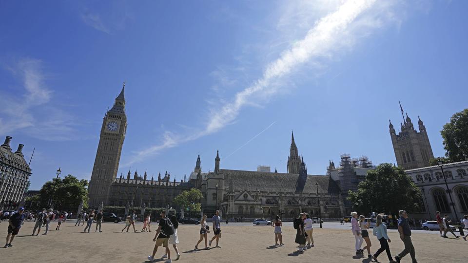 Turister i London spadserer hen over den plads ved det britiske parlament, der normalt er dækket af grønt græs. Men på grund af høje temperaturer og usædvanligt tørt vejr er græsset så godt som forsvundet. Nu gør briterne klar til en ny hedebølge. <i>Frank Augstein/Ritzau Scanpix</i>