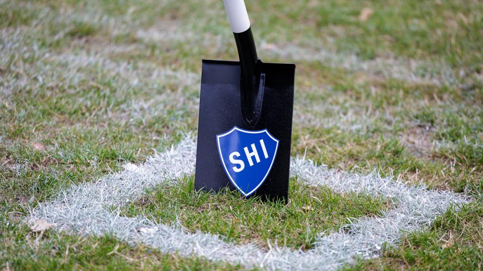 SHI - første spadestik til nyt idrætsanlæg