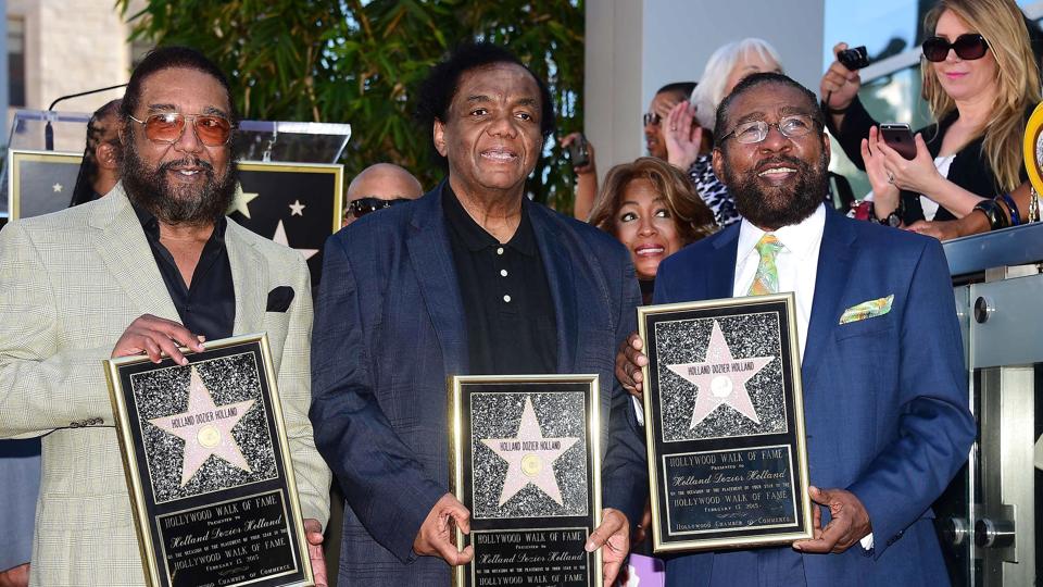 Lamont Dozier (i midten) sammen med brødrene Eddie Holland (t.v.) og Brian Holland (t.h.), da sangskrivertrioen blev hædret med en stjerne på Hollywood Walk of Fame i februar 2015. <i>Frederic J. Brown/Ritzau Scanpix</i>
