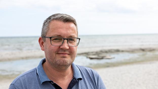 Thomas Ø. Pedersen er formand for Samrådet Østkysten og er med i brandinggruppen, kasserer i Jernstøberiet - og elsker Asaa, som han er meget glad for ikke længere er en småsur soveby. <i>Foto: Kim Dahl Hansen</i>