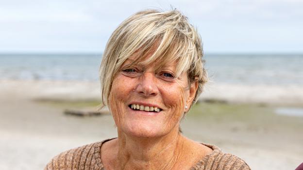 - Stemningen er fuldstændig vendt i Asaa, siger Ulla Plougmann Kristensen, som er glad for byens slogan: Et godt sted mod hjemvé. <i>Foto: Kim Dahl Hansen</i>
