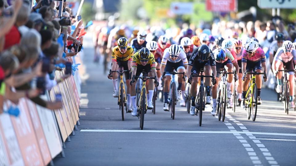 Hollandske Marianne Vos til venstre presser cyklen først over målstregen i Helsingør, da kvinderne tog hul på Tour of Scandinavia. <i>Thomas Sjørup/Ritzau Scanpix</i>