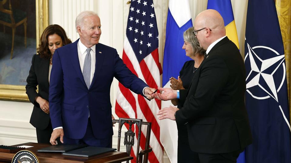 USA's præsident, Joe Biden, lykønsker Sveriges ambassadør i USA, Karin Ulrika Olofsdotter, og Finlands ambassadør, Mikko Hautala, efter at have underskrevet den amerikanske ratificering af, at de to lande bliver optaget i Nato. <i>Chip Somodevilla/Ritzau Scanpix</i>