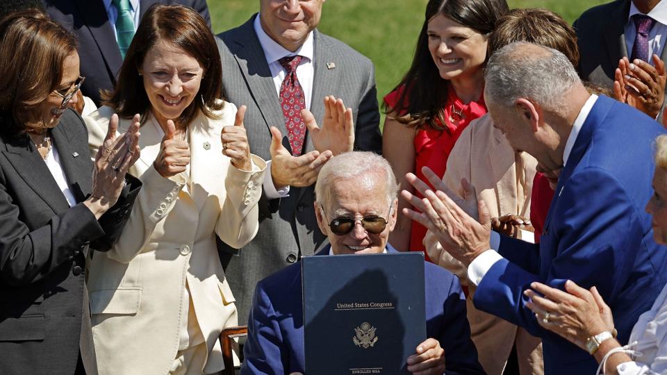 Der var stor tilfredshed blandt folkene omkring den amerikanske præsident, Joe Biden, efter præsidenten underskrev ny hjælpepakke. <i>Chip Somodevilla/Ritzau Scanpix</i>