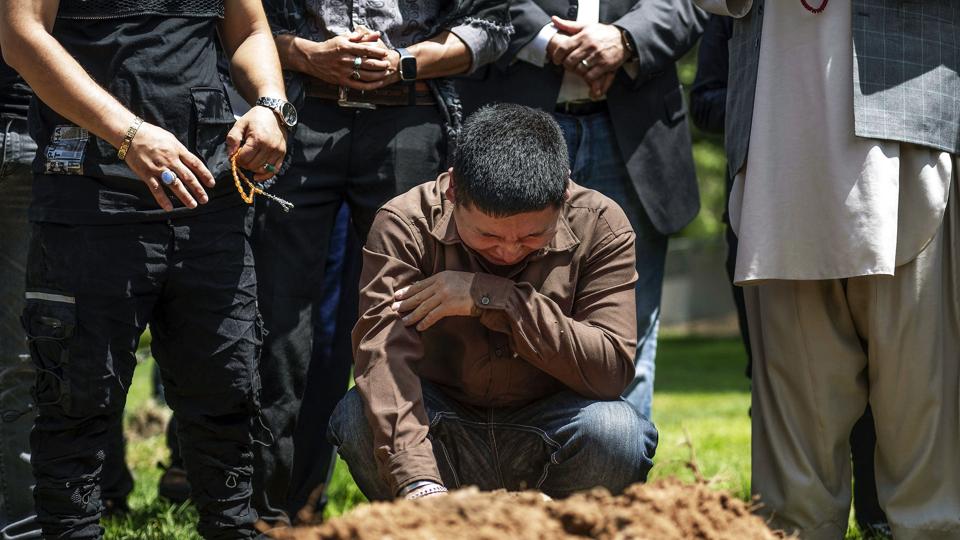 Altaf Hussain græder ved sin bror Aftab Husseins grav fredag. 41-årige Aftab Hussein blev dræbt 26. juli. <i>Chancey Bush/Ritzau Scanpix</i>