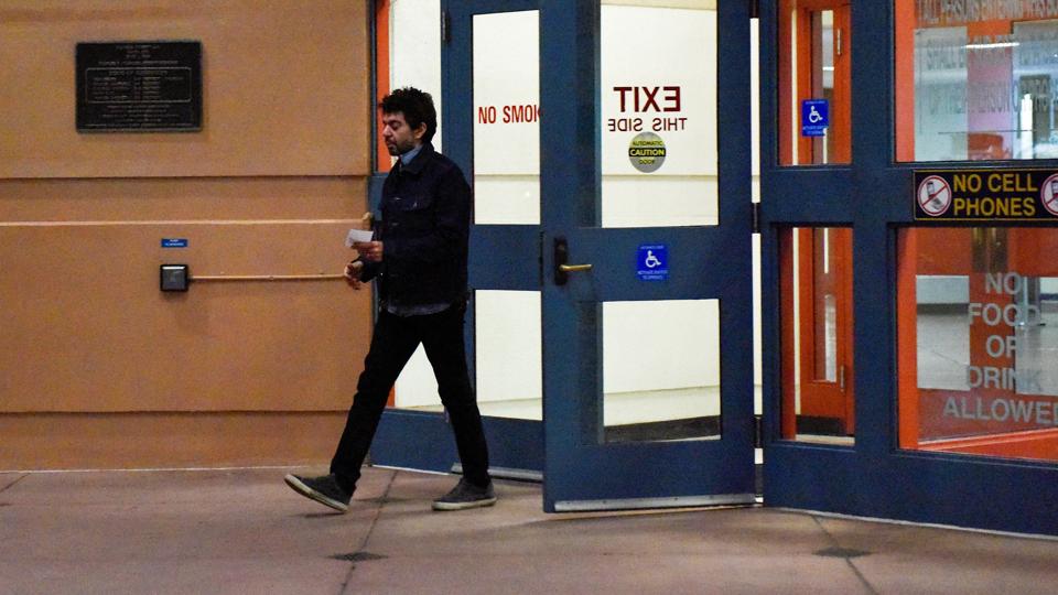 Ahmad Abouammo er kendt skyldig for at spionere for Saudi-Arabien, mens han var ansat hos den amerikanske techgigant Twitter. Her forlader han retslokalet i den amerikanske by San Francisco. <i>Kate Munsch/Reuters</i>