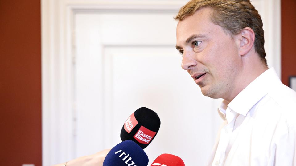 - Jeg føler mig overbevist om, at når vi igen får fokus på det politiske indhold, på de mærkesager, som er Dansk Folkepartis, så vil vælgerne også vende tilbage. Men det er klart, at som vælger har man ikke lyst til at stemme på et parti, der i en periode er kendt for interne skærmydsler, siger formand Morten Messerschmidt (DF) før sommergruppemøde. <i>Philip Davali/Ritzau Scanpix</i>