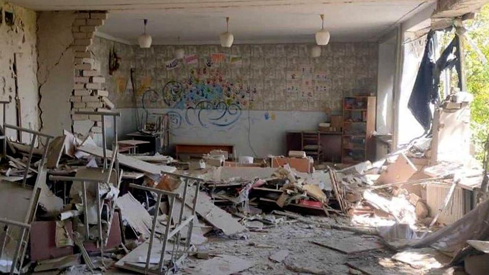 Billedet her er fra mandag og viser angiveligt skader forårsaget af et tidligere russisk angreb i Dnipropetrovsk. <i>Str/Ritzau Scanpix</i>