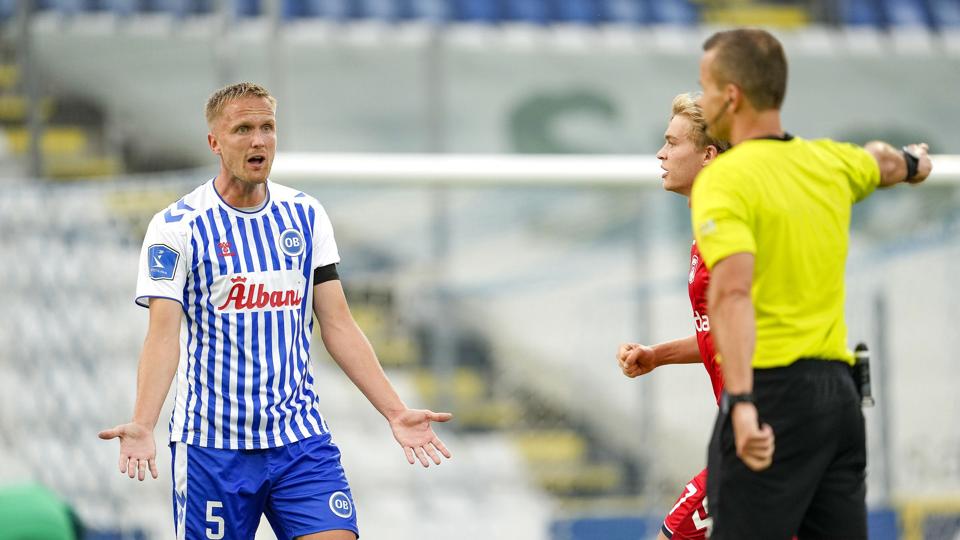 OB-spilleren Kasper Larsen slår ud med armene i søndagens superligakamp mod AGF, der fik tildelt et straffespark. OB tabte kampen og er fortsat uden sejr i Superligaen i denne sæson. <i>Frank Cilius/Ritzau Scanpix</i>
