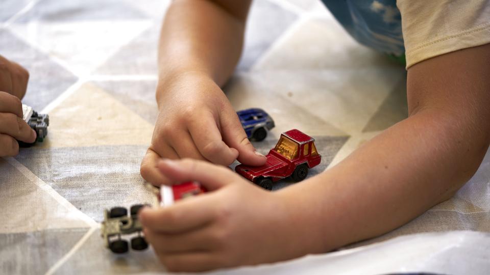 Hvis et spædbarn på 9-10 måneder ikke er begyndt at kravle, sidde selv, trille om på maven og putte ting i munden, kan det være tegn på en udviklingsforstyrrelse. (Genrefoto). <i>Signe Goldmann/Ritzau Scanpix</i>