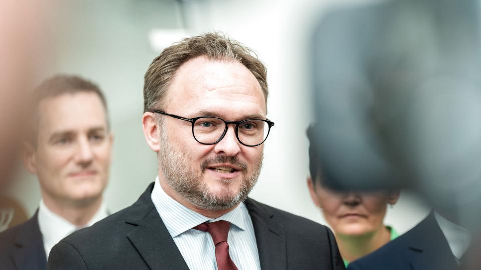 Klima-, energi- og forsyningsminister Dan Jørgensen (S) glæder sig over, at varmechecken, der blev indgået en politisk aftale om i marts, i dag er blevet udbetalt til de over 400.000 danske husstande, der lever op til rammerne for aftalen. (Arkivfoto). <i>Emil Helms/Ritzau Scanpix</i>