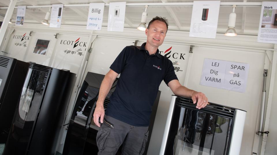 Benjamin Jensen fra Ecoteck sammen med et udvalg af pilleovne. <i>Foto: Bjarne Hyldgaard</i>