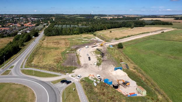 En ny vej dukker op, og grundene nærmest Aggersundvej har fundet nye ejere. Der er dog 25.000 kvadratmeter ledige. Øverst til venstre i billedet ses udkanten af Aars by. <i>Foto: Lars Pauli</i>