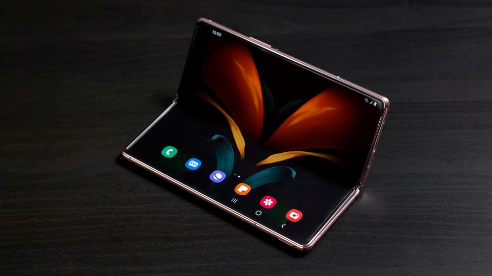 Her ses en ældre udgave af Samsungs foldbare telefon i Galaxy Z Fold-serien. Onsdag præsenterede firmaet nyeste udgave, der i største opsætning får en pris på godt 17.000 kroner i de danske butikker. (Arkivfoto) <i>Samsung Electronics/Reuters</i>