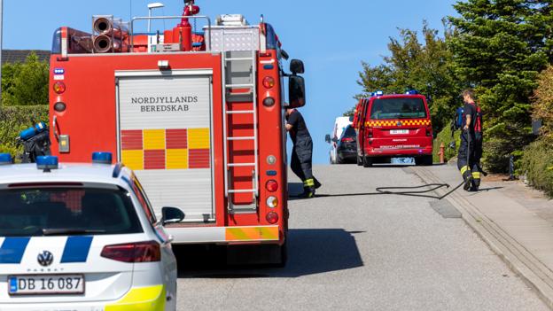 Fire køretøjer og 11 brandfolk bekæmpede branden. <i>Foto: Martél Andersen</i>