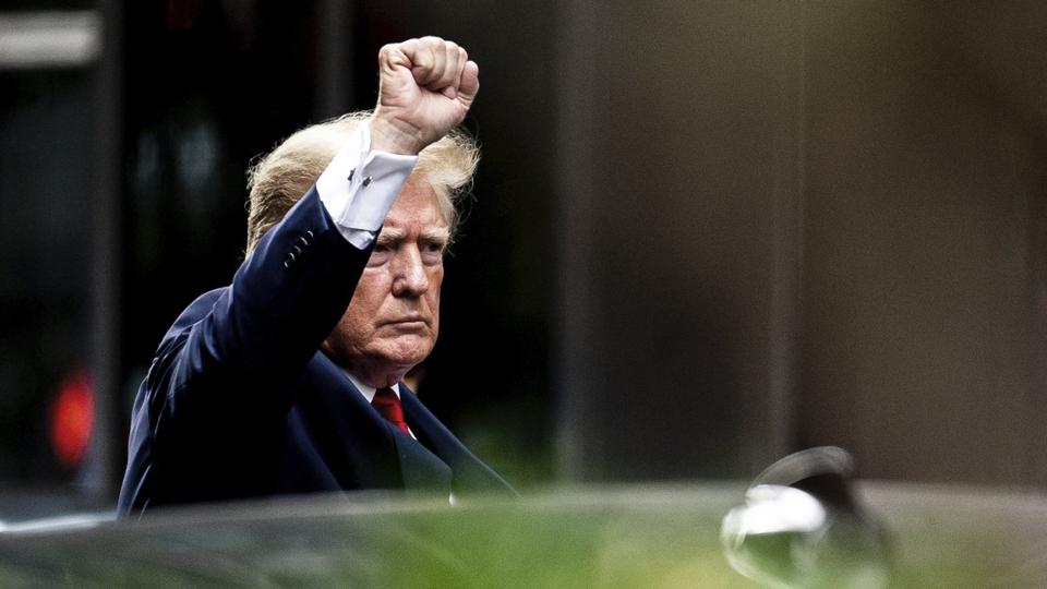 En trodsig Donald Trump foran Trump Tower i New York inden han onsdag mødte op hos den offentlige anklager, der undersøger sag om kreativ bogføring af ejendomme i Trump Organization. <i>Julia Nikhinson/Ritzau Scanpix</i>