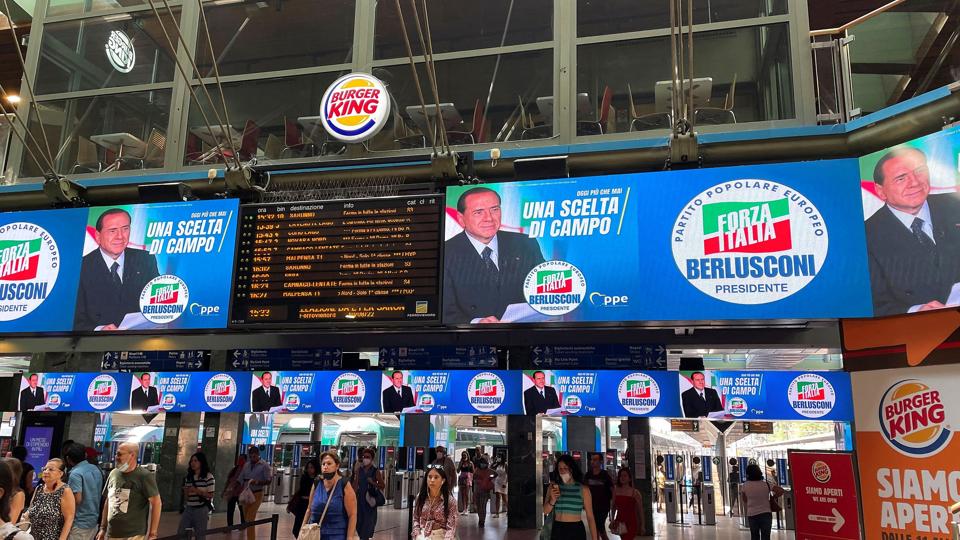 På partiet Forza Italias valgplakater på togstationen Cadorna i Milano er man ikke i tvivl om, hvem der satses på før valget 25. september. Nu siger Silvio Berlusconi, at han vil vælges til parlamentet efter mange års fravær. <i>Emilio Parodi/Reuters</i>