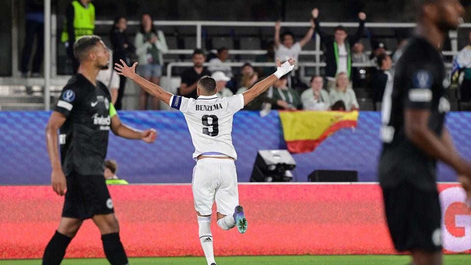 Karim Benzema åbnede sæsonen med en fuldtræffer, da Real Madrid hentede trofæet i den europæiske Super Cup. <i>Javier Soriano/Ritzau Scanpix</i>