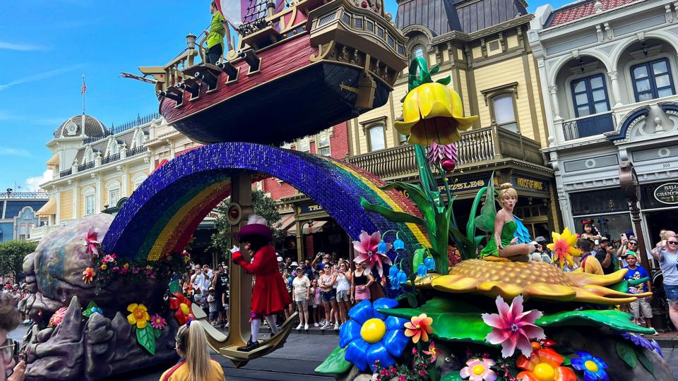Walt Disney underholdningsparker kører igen for fuld kraft, og de bidrog til et højere end ventet overskud for den store koncern i årets andet kvartal. I perioden tiltrak Disneys streamingtjeneste Disney+ desuden over 14 millioner nye betalende kunder. Foto er fra en parade i juli i Disneys underholdningspark i Orlando i Florida. <i>Octavio Jones/Reuters</i>