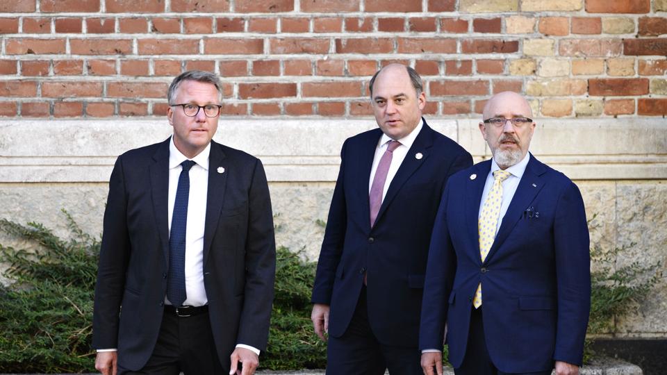 Konferencen torsdag hedder #CopenhagenUkraine. Her er den danske regering og forsvarsminister Morten Bødskov (S) (t.v.) vært sammen med den ukrainske forsvarsminister, Oleksij Reznikov (t.h.), og den britiske forsvarsminister, Ben Wallace (i midten). <i>Philip Davali/Ritzau Scanpix</i>