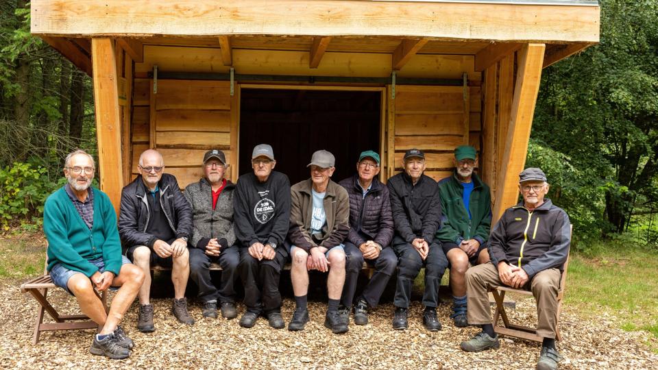 Røde Kors arrangerer grupper for ensomme mænd, som mødes og finder et fællesskab samtidig med, at de arbejder. De har blandt andet ryddet op og bygget shelters i Grindsted Plantage. <i>Foto: Kim Dahl Hansen</i>