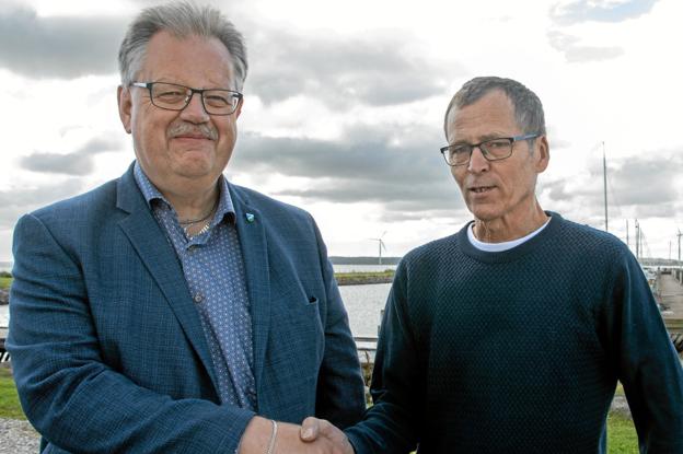 Borgmester Mogens Christen Gade ønskede formand Henrik Andersen tillykke med Haverslev Bådelaugs 25 års jubilæum. Foto: Jesper Hansen