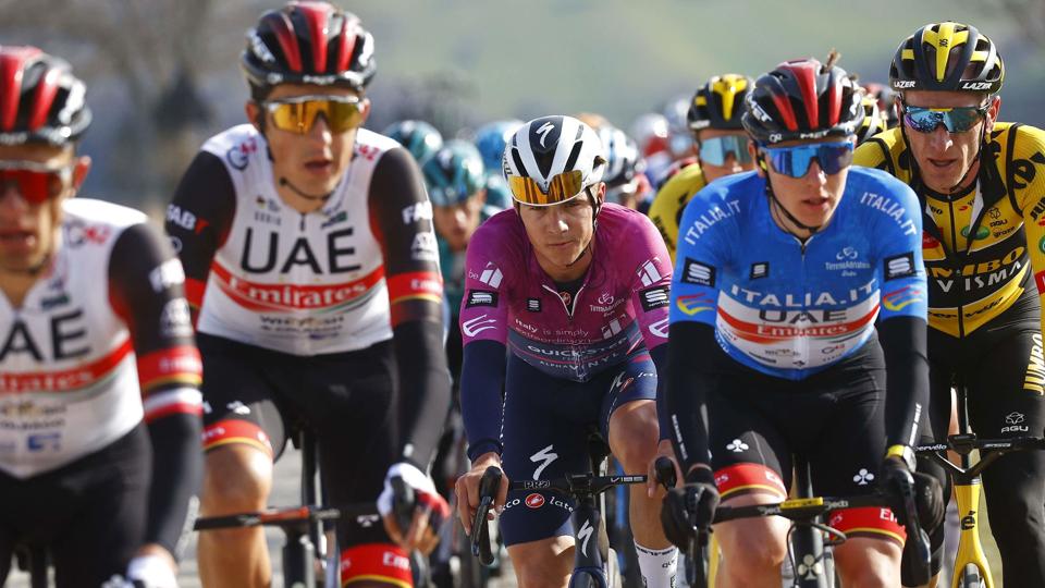 Ifølge Remco Evenepoel (i lilla) leverede Tadej Pogacar (i blåt) en fænomenal præstation ved Tour de France, selv om han måtte nøjes med en andenplads i det samlede klassement. (Arkivfoto). <i>Luca Bettini/Ritzau Scanpix</i>