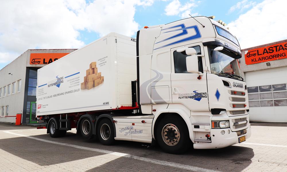 Haderslev & Vojens Flytteforretnings nye 1-akslede bokstrailer fra Kel-Berg. Haderslev & Vojens Flytteforretnings nye 1-akslede bokstrailer fra Kel-Berg.