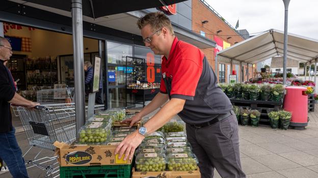 Kunderne vil komme til at møde Max Kristensen i butikken mange forskellige steder. <i>Foto: Kim Dahl Hansen</i>