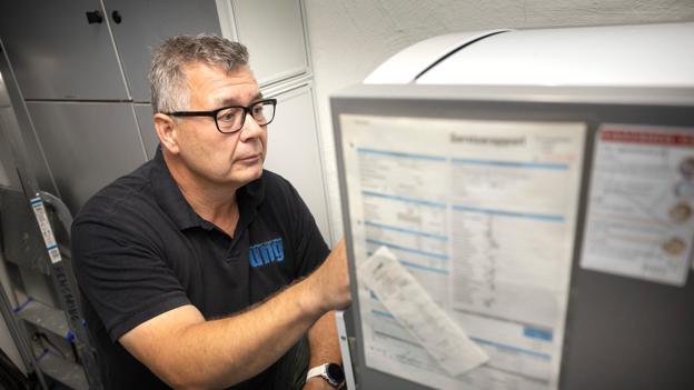Leder Lars Otte Koefoed er ærgerligt over, at det har været nødvendigt at skære dybt i ungdomsskolens aktiviteter. Besparelserne skyldes, at regningen på naturgas er løbet løbsk. - Fjernvarmen er på vej, men hvornår vi kommer med, ved vi ikke, siger Lars Otte Koefoed. <i>Foto: Claus Søndberg</i>