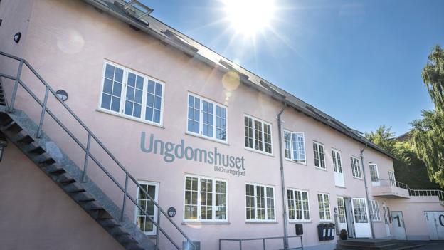 Ungdomsskolens hus i Christiansgade, som gamle hobroensere kender som "CF-kasernen", blev gennemrenoveret i 2010. Ungdomsskoleleder Lars Otte Koefoed understreger, at man gør alt, hvad man kan, for at skrue ned og spare på varmen. For eksempel ved kun at have koldt vand i hanerne om sommeren. <i>Foto: Claus Søndberg</i>