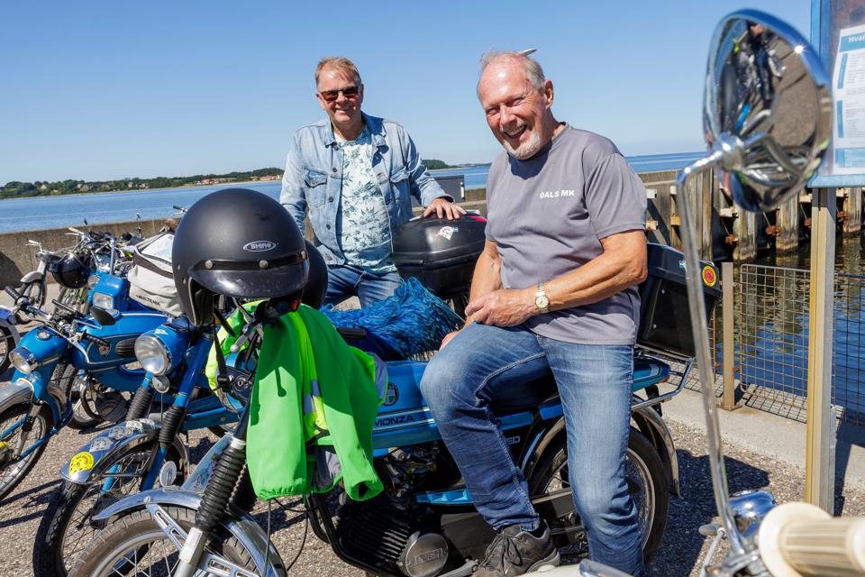 80-årige Bosse Axelsson (forrest) sammen med formanden for den svenske venskabsklub, Roland Häll. <i>Foto: Henrik Bo</i>
