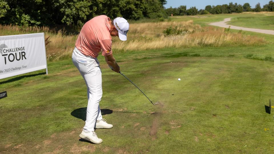 Tee-out på hul 1 den første dag. Her Martin Leth Simonsen fra Aalborg, der i juni vandt sin første turnering på Challenge Touren. <i>Foto: Kim Dahl Hansen</i>