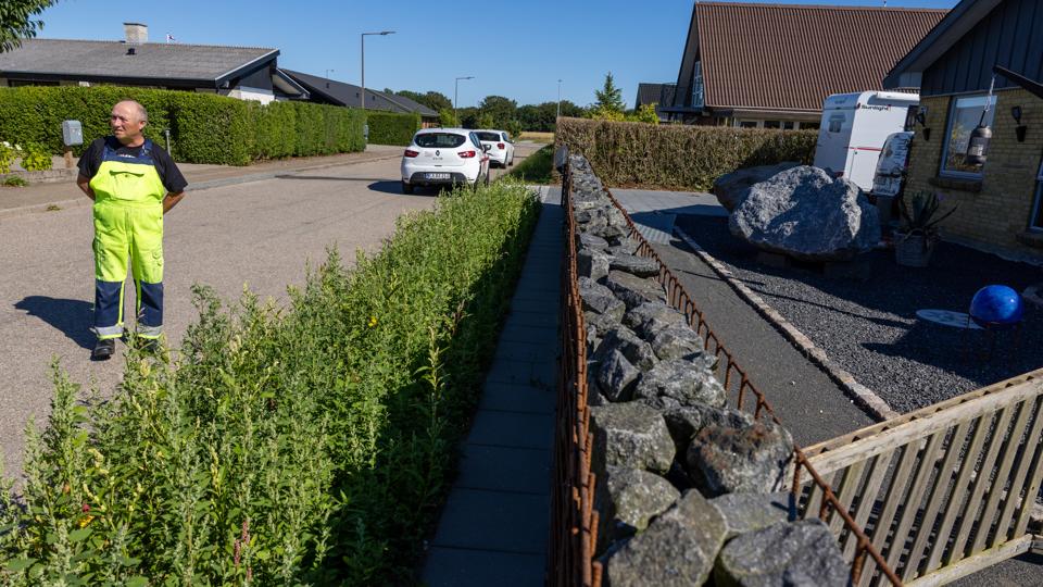 Bo Andersen ved godt, hvad han vil vælge. Han vil have sit fortov tilbage, og det gør heller ikke situationen bedre, at der i rabatten er vokset ukrudt op i stedet for græs. <i>Foto: Kim Dahl Hansen</i>