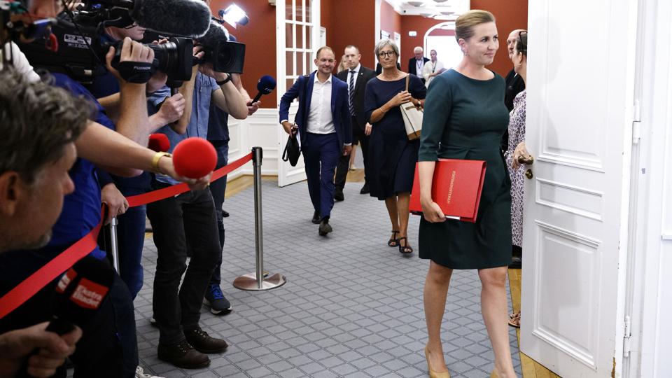 Mette Frederiksen siger efter et møde i Granskningsudvalget, at der endnu ikke er taget nogen beslutninger om ansættelsesforholdet for de ti ledende embedsmænd, der blev kritiseret af Minkkommissionen. Det er ifølge statsministeren, fordi Medarbejder- og Kompetencestyrelsen endnu ikke er kommet med sin rådgivning til de involverede ministre. <i>Philip Davali/Ritzau Scanpix</i>