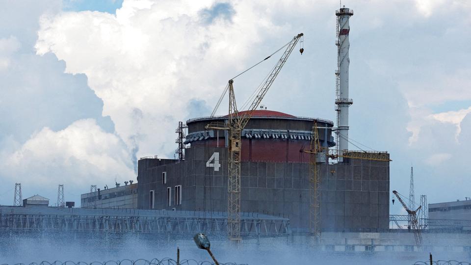 Det ukrainske atomkraftværk i Enerhodat i regionen Zaporizjzja. Området er under russisk kontrol. Parterne beskylder hinanden for at angribe atomkraftværket, og sagen tages nu op i FN's Sikkerhedsråd. <i>Alexander Ermochenko/Reuters</i>