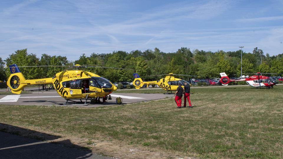 Tre redningshelikoptere er landet nær Legoland i Günzburg i det sydlige Tyskland efter en alvorlig ulykke i en rutsjebane. Langt over 30 meldes kvæstet, og heraf en meget alvorligt. <i>Stefan Puchner/Ritzau Scanpix</i>
