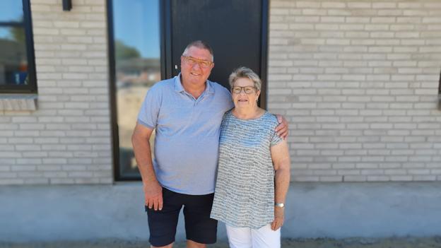 Peter Jørgensen og Mariane Reng Jørgensen flytter ind i nummer 11, når de indtager Drachmannshave til januar. Det er netop deres kommende hoveddør, de står foran her. <i>Foto: Simon Jensen</i>