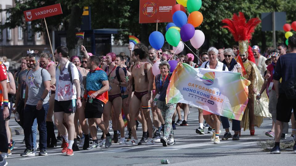 De, der dukker op for at se Pride-paraden, ser typisk en masse glade mennesker klædt i alle regnbuens farver. I år vil den nystiftede forening Dansk Regnbueråd ikke være at finde blandt deltagerne. (Arkivfoto). <i>Olafur Steinar Gestsson/Ritzau Scanpix</i>