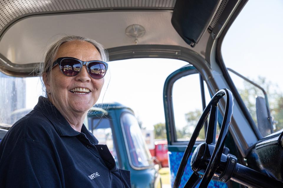 Birthe Jensen, pensioneret lastbilchauffør, er en af de mange veteranlastbils-entusiaster, der er kørt til Sæby.