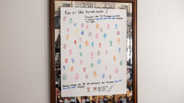 Heidi Vinther Mortensen har lavet en plakat, hvor hun på vegne af brugerne beder om at låne byrådssalen, som bliver brugt meget lidt. <i>Foto: Kim Dahl Hansen</i>